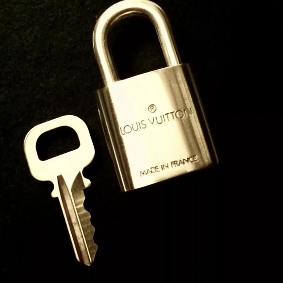 ❤️*AUTH*. LV LOCK AND KEY WITH LUGGAGE TAG❤️ - Picture 4 of 10